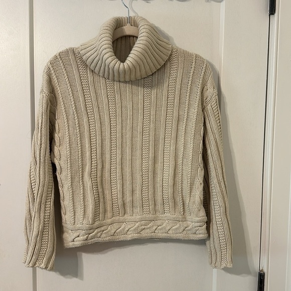 GAP Sweaters - GAP Crème cable knit sweater ! 100% cotton.